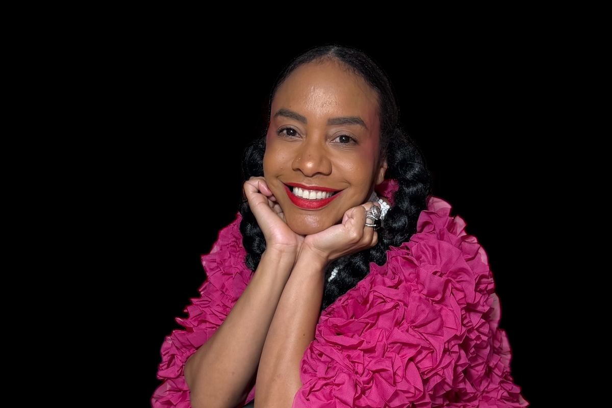 AnaQomSoul portrait in pink